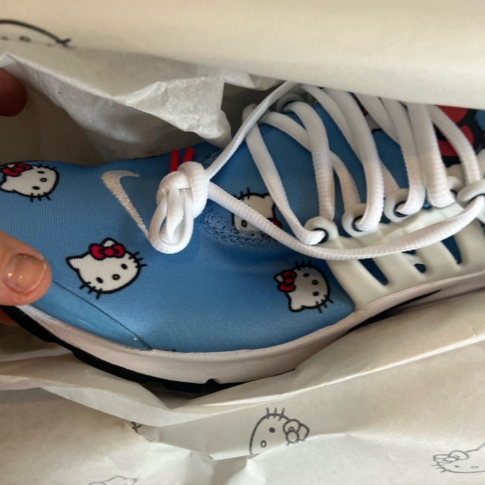 NWT SNKRS drop Nike air presto HELLO KITTY